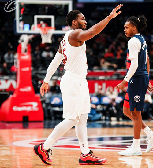 末节狂轰45分逆转!米切尔48分封神 骑士13连胜<a href=/lanqiu/zhibode/wizards/ target=_blank class=infotextkey>奇才</a>