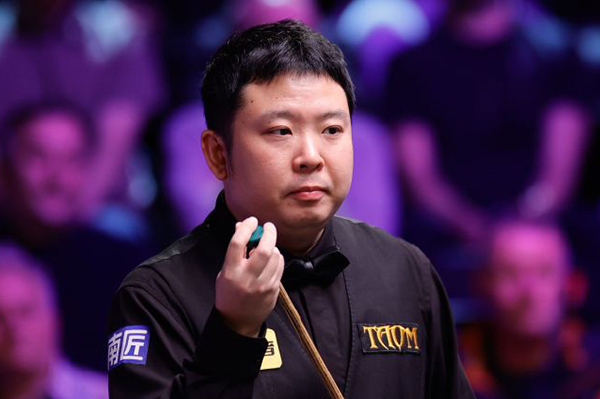 北京时间12月2日凌晨，2025斯诺克英锦赛正赛首轮继续在英国约克进行。一场焦点对决中，中国选手张安达在3-5落后的绝境下连救两个赛点，最终以6-5逆转15号种子加里·威尔逊，惊险闯入16强；1/8决赛他将与同胞赵心童上演“中国德比”。 比赛进程：五度平分，决胜局才见生死 开局互探：威尔逊打出单杆58分先声夺人，张安达随即回敬单杆87分、73分，以2-1反超。 中场胶着：第四局威尔逊多次上手扳平比分；休息归来他又凭借单杆52分、65分、91分，一度5-3拿到赛点。 绝境反击：背水一战的张安达先以83-35挽救一个赛点，第10局再轰单杆77分，5-5把比赛拖入决胜局。 决胜时刻：第11局两人均谨慎防守，威尔逊长台失准留下破绽，张安达上手打出单杆56分，最终以65-15锁定胜局，完成6-5绝杀。 数据盘点 张安达：全场3杆50+（87、73、77），1杆制胜，防守成功率78%。 加里·威尔逊：4杆50+（58、52、65、91），进攻火力略占优，但关键局失误致命。 赛后声音 张安达坦言：“3-5落后时我没想太多，只想把每一杆防守做好。最后能赢下来有些运气，但也证明坚持是有回报的。”谈到下轮与赵心童的“内战”，他希望“两人都能发挥出最好水平，为观众奉献精彩比赛”。 下一轮对阵 张安达 vs 赵心童（16进8，时间待定）。随着这场胜利，本届英锦赛已有斯佳辉、吴宜泽、庞俊旭、<a href=/tiyu/zhibode/dingjunhui/ target=_blank class=infotextkey>丁俊晖</a>、赵心童、张安达共6名中国选手跻身16强，刷新历史最佳战绩。